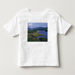 Schottland, Highland, Wester Ross, Loch Garry. Ein Kleinkind T-shirt