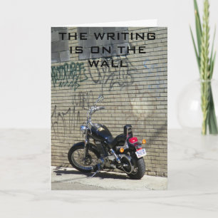 SCHREIBEN "ÜBER DEM HILFE-SPASS" IST AUF DER WAND KARTE