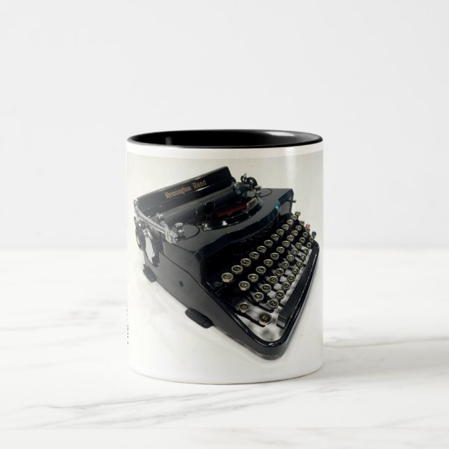 Schreibmaschine des Remington Rand-Modells 1 Zweifarbige Tasse (Mittel)