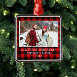 Schreibmaschine Schriftart Red Kariert Couple Firs Ornament Aus Metall<br><div class="desc">Trendy Schreibwriter Schriftart Red Buffalo Kariert Unser erstes Weihnachtslied Foto Ornament</div>