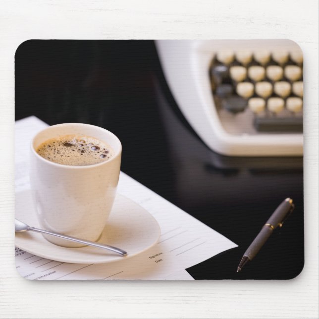 Schreibmaschine und eine Tasse Kaffee Mousepad (Vorne)