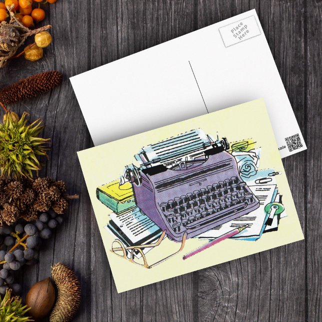 Schreibmaschinenstift für Vintage Schreibmaschine Postkarte (Vintage purple manual typewriter paper books for writers on yellow postcard.)