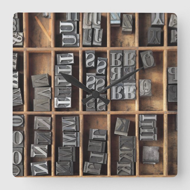 Schreibtippetyp in einer Gehäusetuhr Quadratische Wanduhr (Vorderseite)