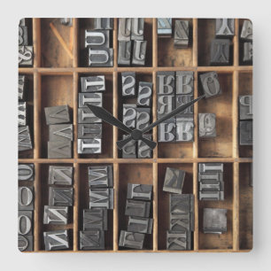 Schreibtippetyp in einer Gehäusetuhr Quadratische Wanduhr