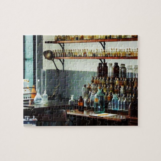 Schreibtisch mit Chemikalienflaschen Puzzle (Horizontal)