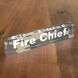 Schreibtisch mit Namen des Feuerwehrführers Namensplakette
