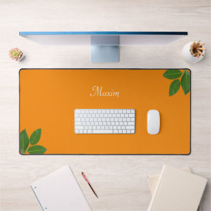 Schrift Kalligrafie & Lorbeerblätter auf Orange Schreibtischunterlage