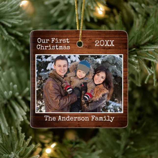 Schrift Text Wood First Christmas Family Foto Keramikornament (Baum)