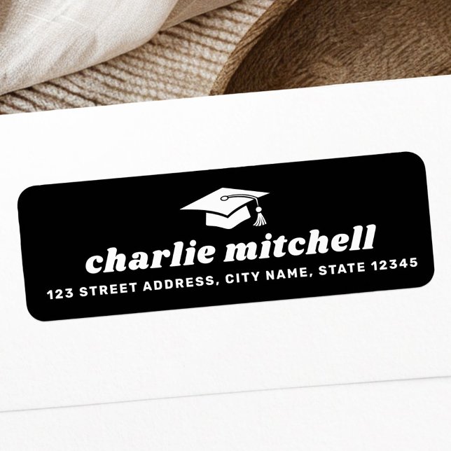 Schriftart-Graduierungskappe schwarze Rücksendeadr (Retro font graduation cap black return address label)