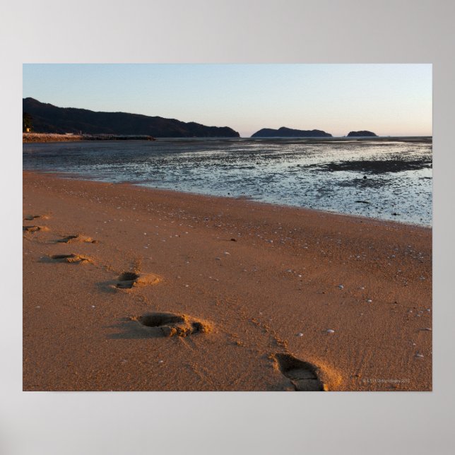 Schritte im Sand bei Sonnenaufgang Poster (Vorne)