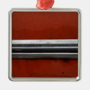Schrottplatz-Vintage-Auto, Rot und Silber Alte Far Silbernes Ornament