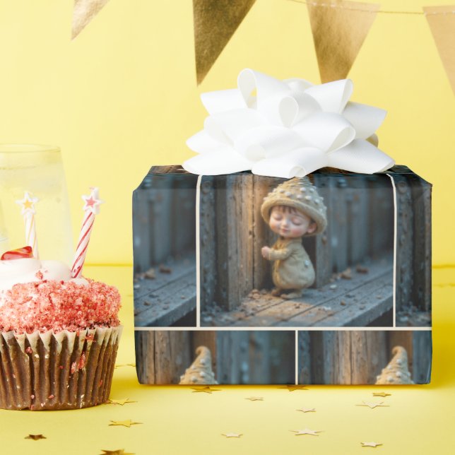 Schüchterner Munchkin neben einer Tür Geschenkpapier (Geburtstagsparty)