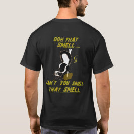 Schuh, der grundlegendes T-Shirt. wirft. T-Shirt