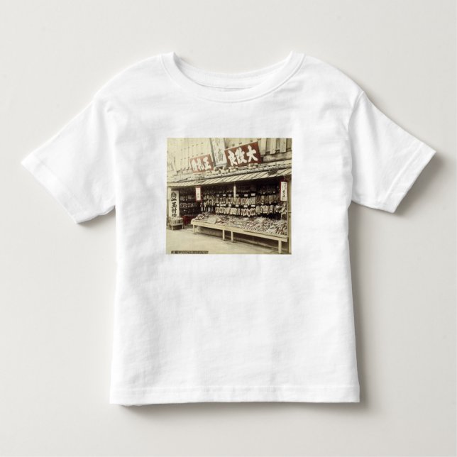 Schuhgeschäft in Kyoto, c.1890 (Hand-farbiges Kleinkind T-shirt (Vorderseite)