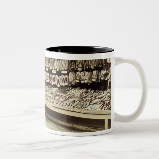Schuhgeschäft in Kyoto, c.1890 (Hand-farbiges Zweifarbige Tasse (Rechts)