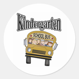 Schulbus mit Kindern im Kindergarten Runder Aufkleber