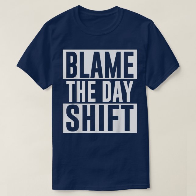 Schuld an der Day Shift Worker Colleague Night Shi T-Shirt (Design vorne)
