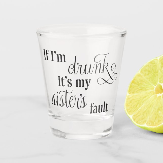 Schuld ist meine Schwester Schnapsglas (Vorderseite)