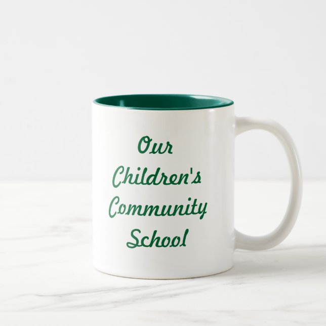 Schule Gemeinschaftszwei unsere Kinder tonte Tasse (Rechts)
