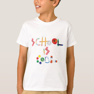 Schule ist auf dem T - Shirt des Jungen cool
