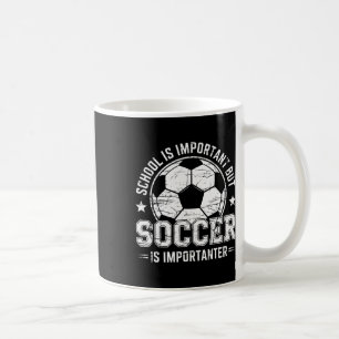 Schule ist wichtig, aber Fußball ist noch wichtige Kaffeetasse