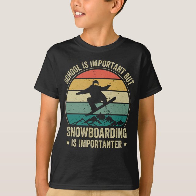 Schule ist wichtig, aber Snowboarden ist wichtig T-Shirt (Vorderseite)