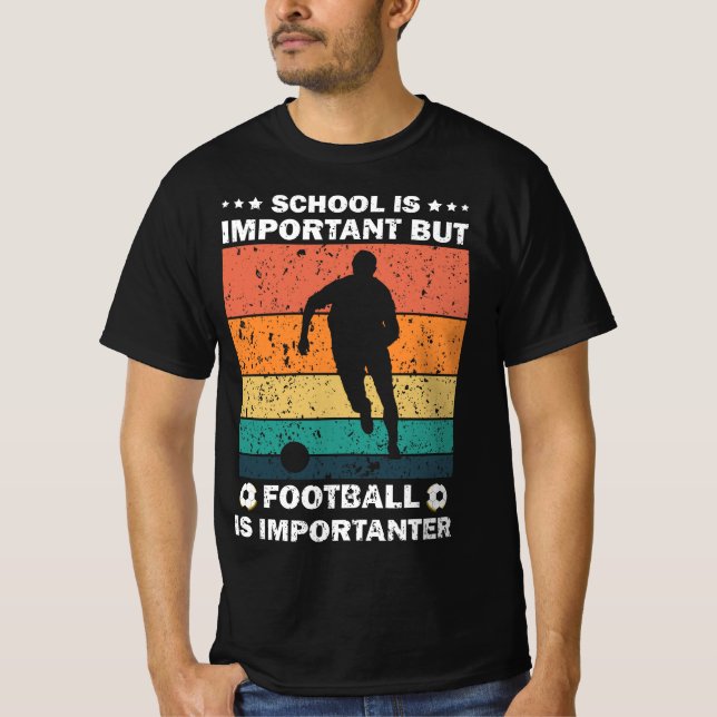 Schule ist wichtig, Fußball ist aber wichtiger  T-Shirt (Vorderseite)
