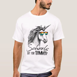 Schulen für das Sommer-sonnige Einhorn am letzten T-Shirt