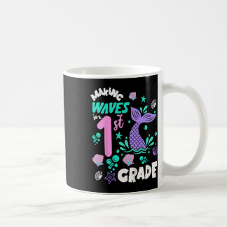 Schüler der 1. Klasse freut sich über den 1. Tag z Kaffeetasse