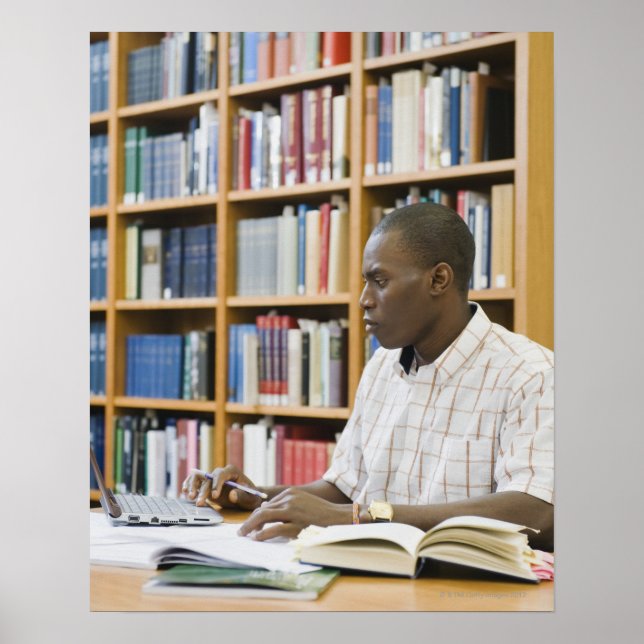 Schüler der Uni, der in der Bibliothek arbeitet Poster (Vorne)