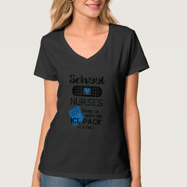 Schulkinder, die das weltweit einteilige Eispaket  T-Shirt (Vorderseite)
