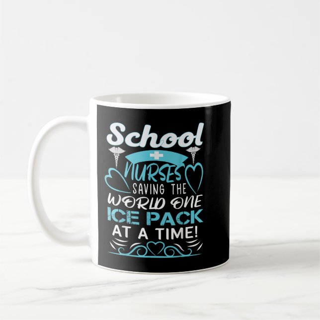 Schulkinder, die das World One Ice Pack auf einem  Kaffeetasse (Links)