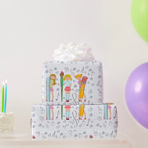 Schulmädchen mit Oversified School Stationery Geschenkpapier