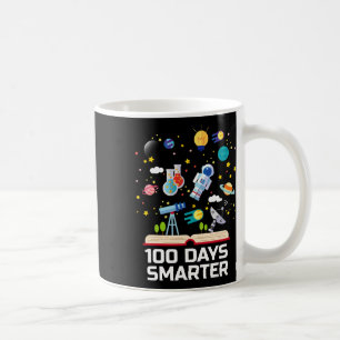 Schultag 100 Tage intelligenter Bücher Platz über Kaffeetasse