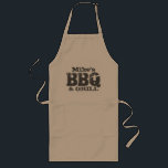 Schürze für lange GRILLEN von Männern mit Vintagem<br><div class="desc">Lange personalisierte Vintage GRILLEN Schürze für Männer. Individuelle barbeque Schürze mit Vintager Typografie. Maskuliner Text mit verblassten bedrückten Aussehbriefen. Geben Sie Ihren eigenen Namen GRILLEN und Grill. Personalisierbarer Name, Familienname oder Nachname. Coole Outdoor-Grill Gastgeschenk Geschenk Idee für Koch Papa, Vater, Onkel, Ehemann, Opa, Großvater, Bruder, Sohn, Stiefvater etc. Erwachsene Barock-Schürze...</div>
