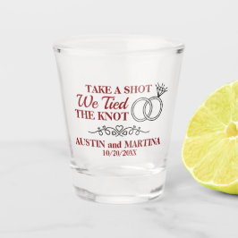 Schuss, den wir den Knoten tippen Schnapsglas