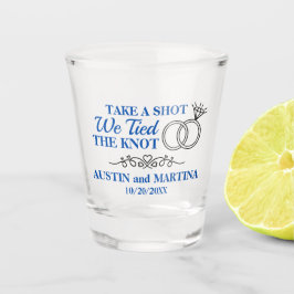 Schuss, den wir den Knoten tippen Schnapsglas