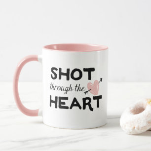 Schuss durch die Tasse des Herzvalentinstag