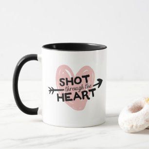 Schuss durch die Tasse des Herzvalentinstag