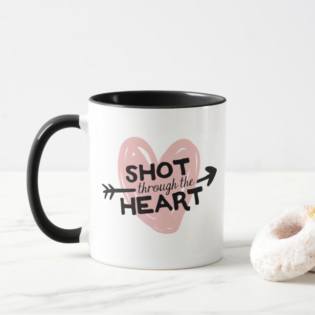 Schuss durch die Tasse des Herzvalentinstag (Mit Donut)