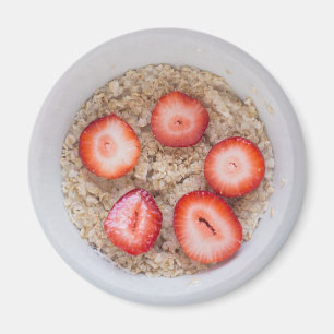 Schüssel des Hafermehls und des Erdbeermagneten Magnet