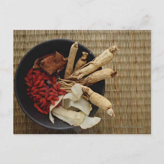 Schüssel gefüllt mit chinesischen Heilkräutern Postkarte (Vorderseite)