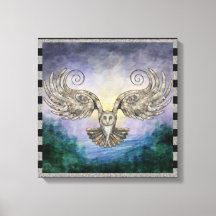 Schüssel im Kiefernwald bei Morgendämmerung