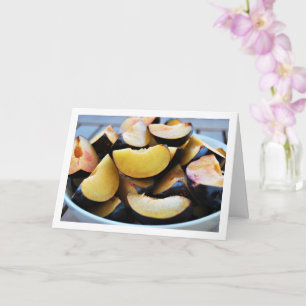 Schüssel mit geschnittenem Pflaumenfrucht Karte