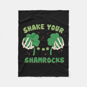 Schütteln Sie Ihre Kleeblätter Funny St Patricks P Fleecedecke