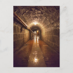Schwach beleuchteter Salzbergwerkstunnel Postkarte