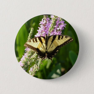 Schwalbenschwanz auf violetten Wildblumen Button