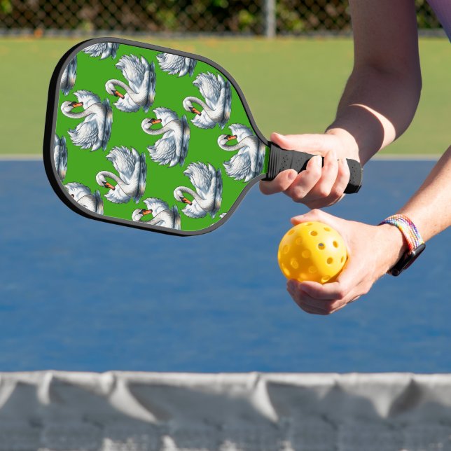 Schwan-Vögel Musterdesign auf Grün Pickleball Schläger (InSitu)