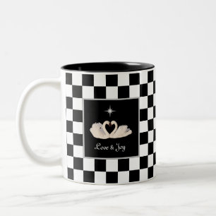 Schwäne auf Schwarz-Weiß-Schach-Zweifarben-Kaffeet Zweifarbige Tasse