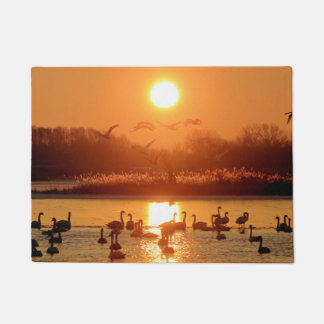 Schwäne bei Sonnenaufgang Fußmatte